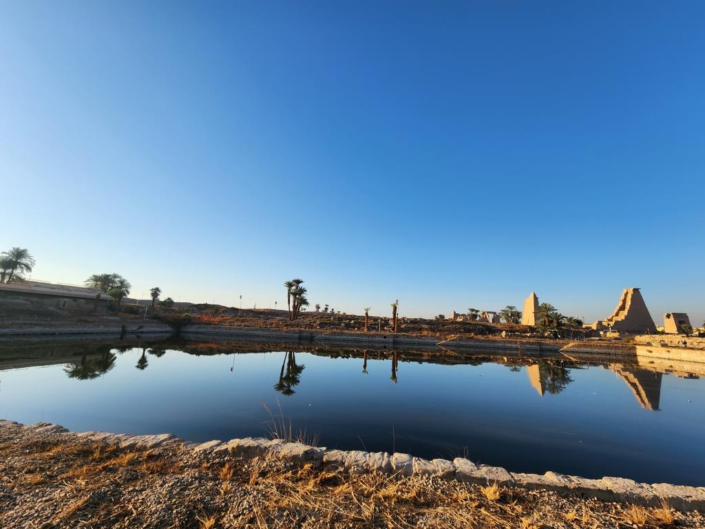 سحر البحيرة المقدسة داخل معابد لكرنك سحر البحيرة المقدسة داخل معابد لكرنك