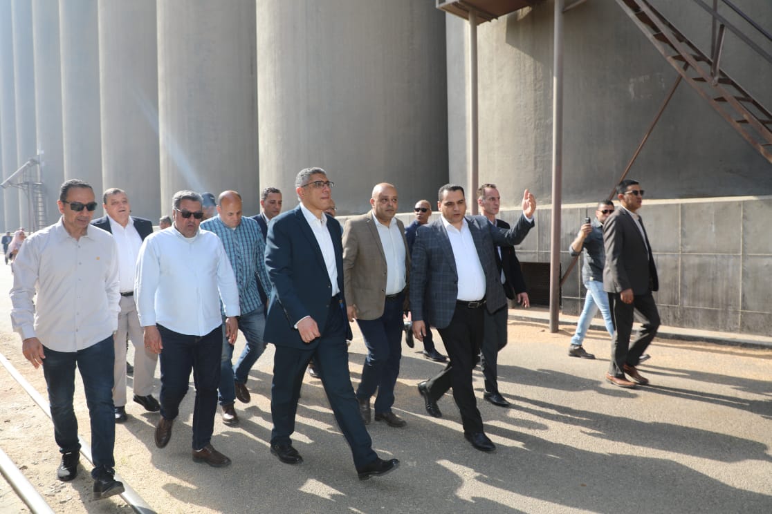 محافظ الجيزة يتفقد صومعة إمبابة لمتابعة انتظام توريد وتخزين محصول القمح (2)