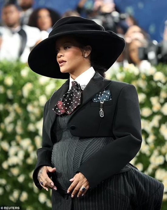 المغنية ريهانا بحفل ميت جالا المغنية ريهانا بحفل ميت جالا