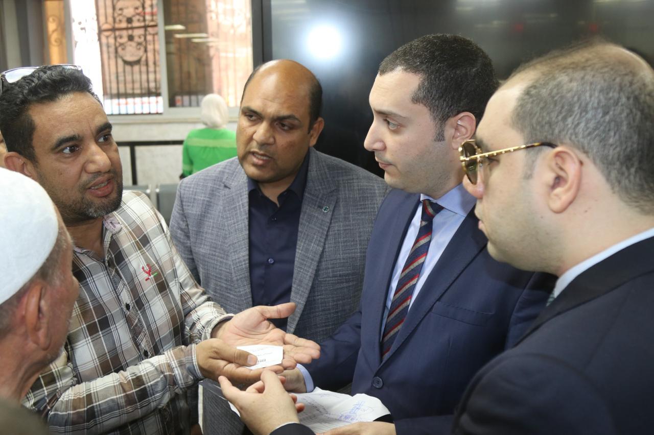 نائب محافافظ كفر الشيخ يستمع لمواطن نائب محافافظ كفر الشيخ يستمع لمواطن