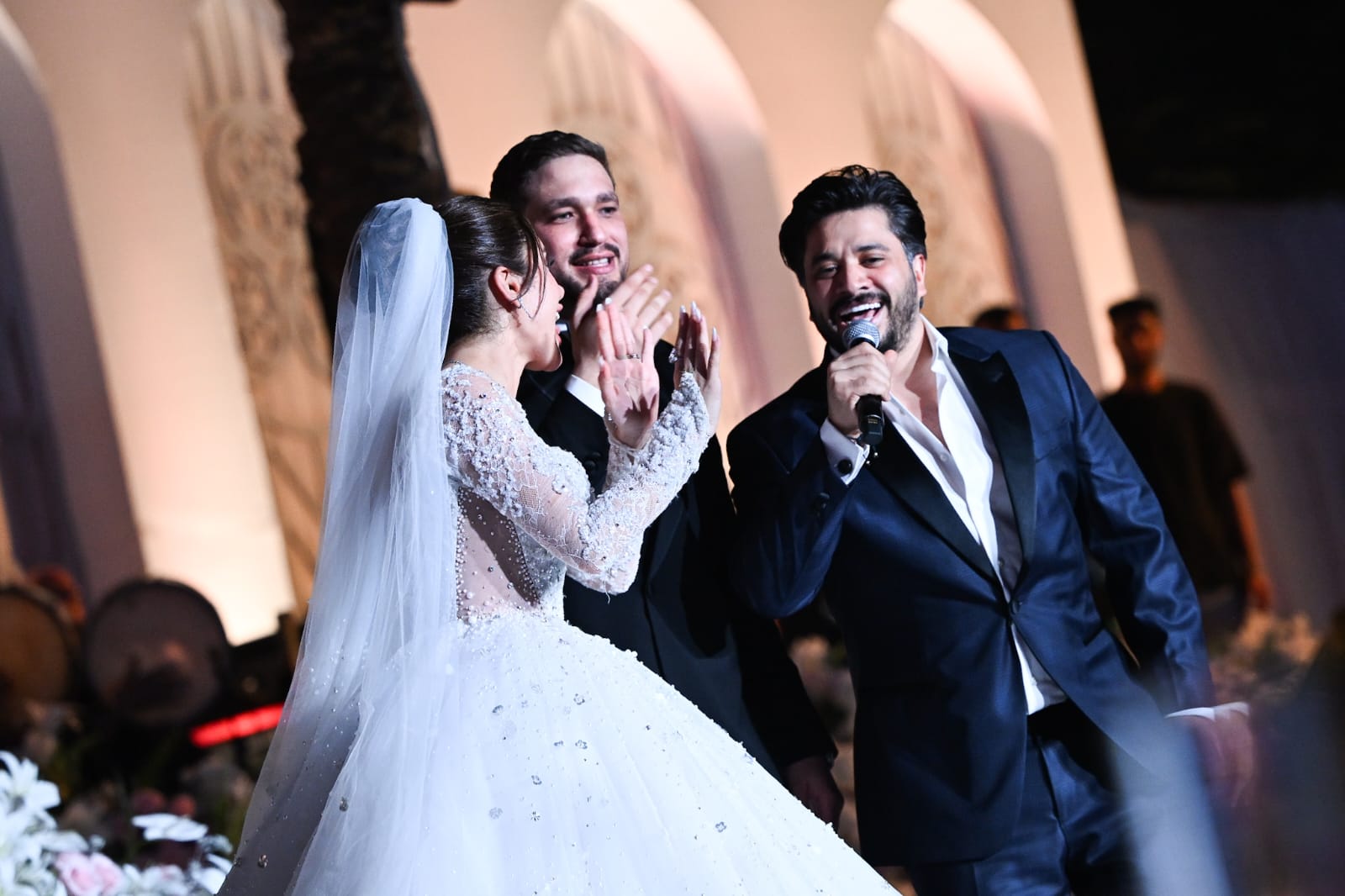 مصطفى حجاج يغني فى حفل زفاف رنا رئيس مصطفى حجاج يغني فى حفل زفاف رنا رئيس