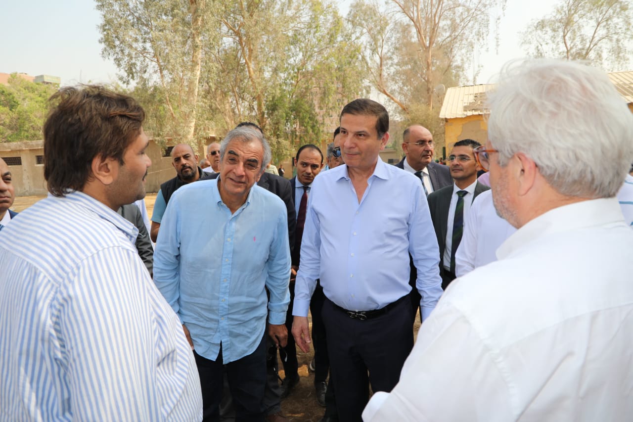 وزير الزراعة ومحافظ القاهرة يتفقدان محطة الزهراء للخيول العربية الأصيلة (2)