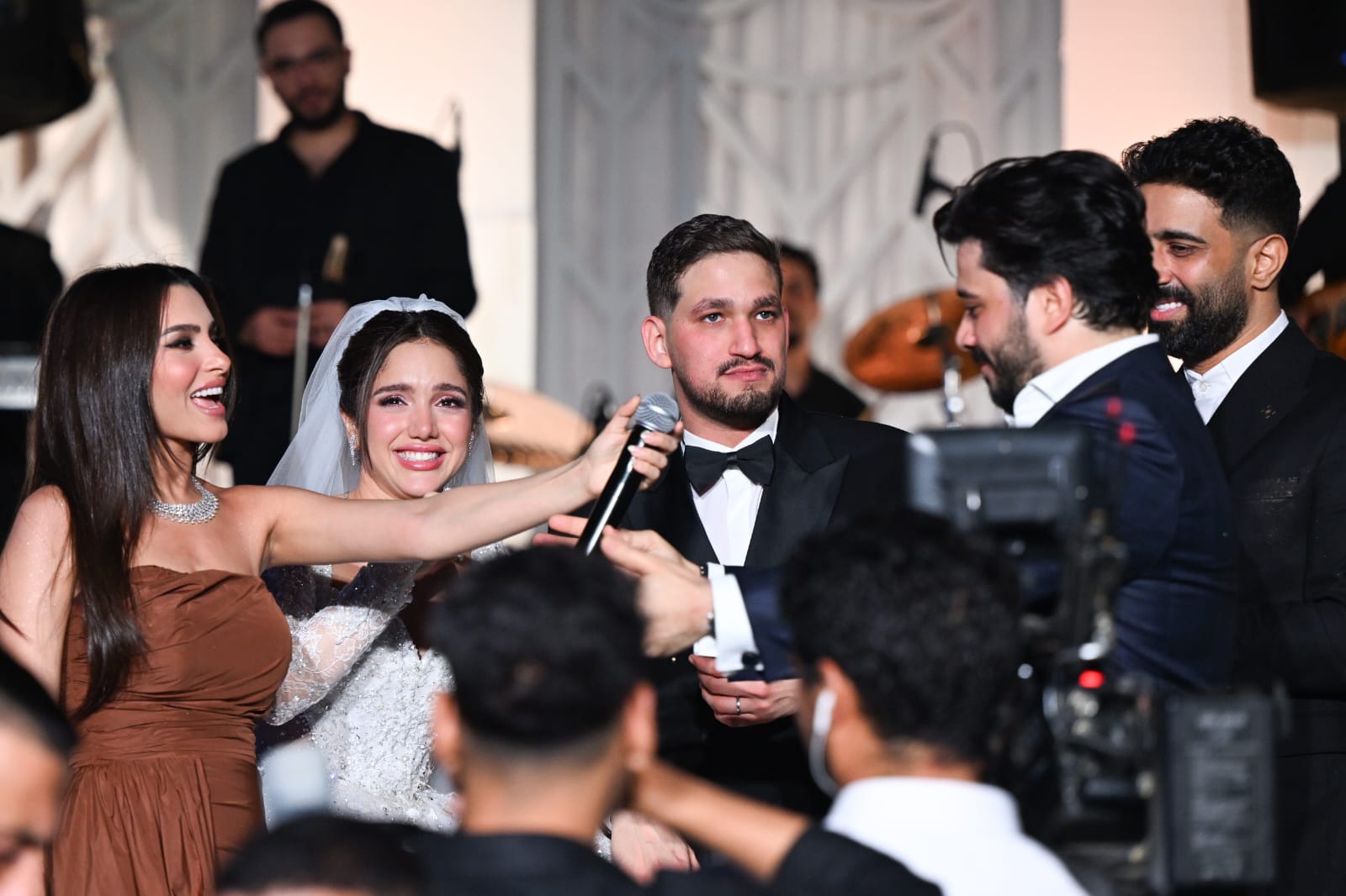 كارمن سليمان ومصطفى حجاج مع العروسين كارمن سليمان ومصطفى حجاج مع العروسين