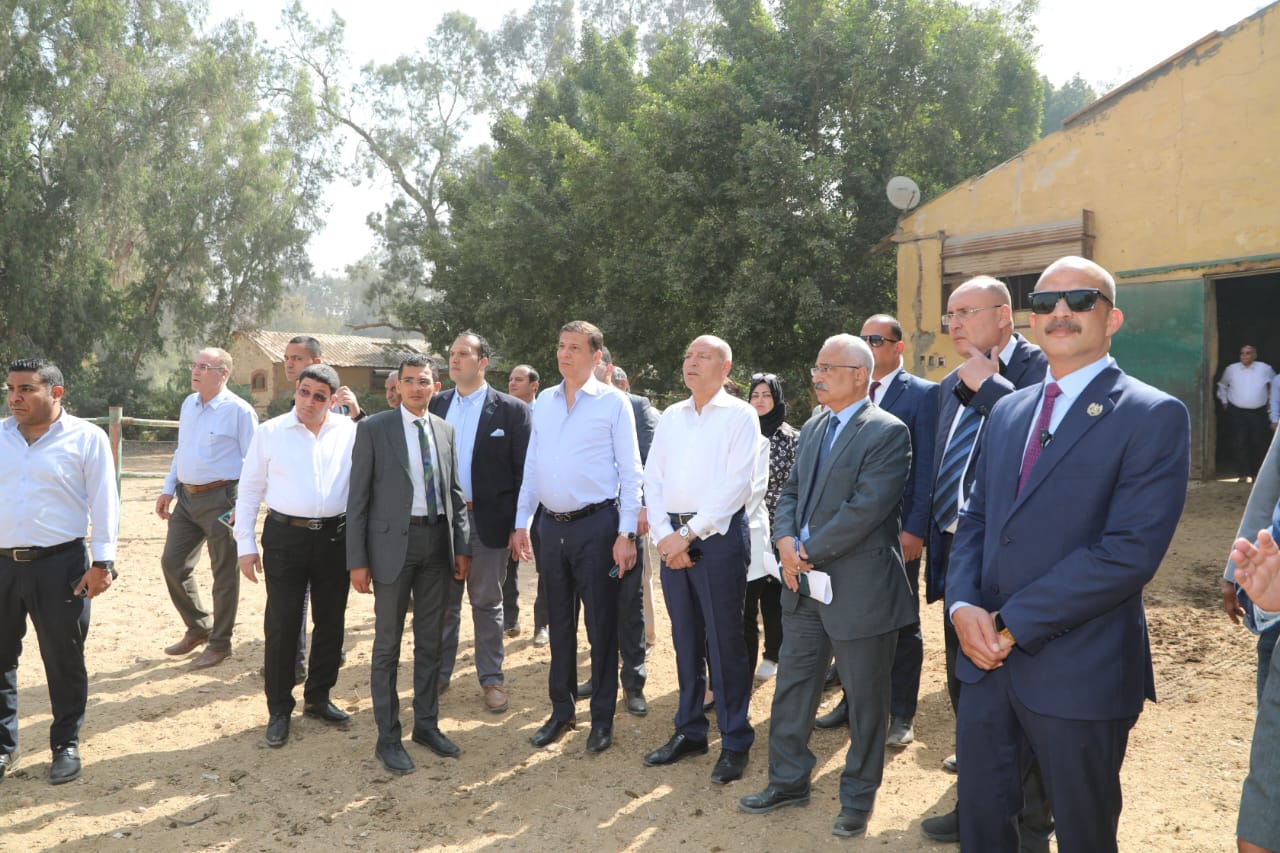 وزير الزراعة ومحافظ القاهرة يتفقدان محطة الزهراء للخيول العربية الأصيلة (1)