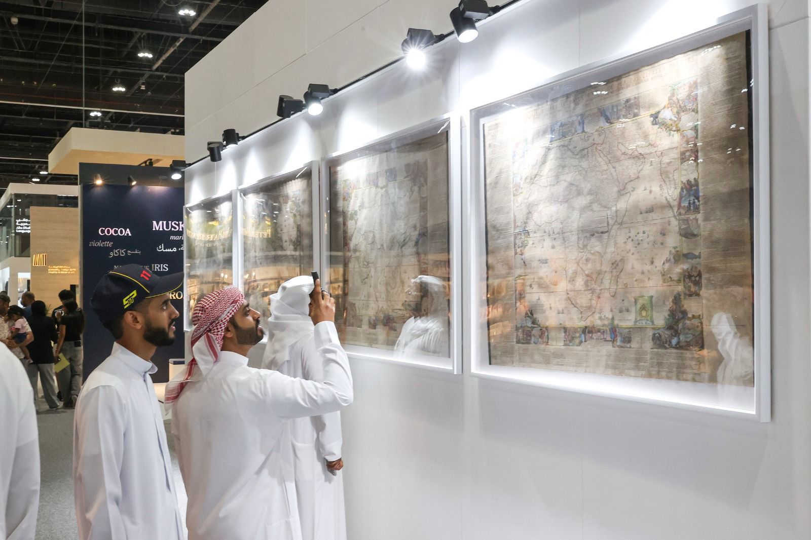 خريطة عالم نادرة بمعرض أبوظبي الدولي خريطة عالم نادرة بمعرض أبوظبي الدولي