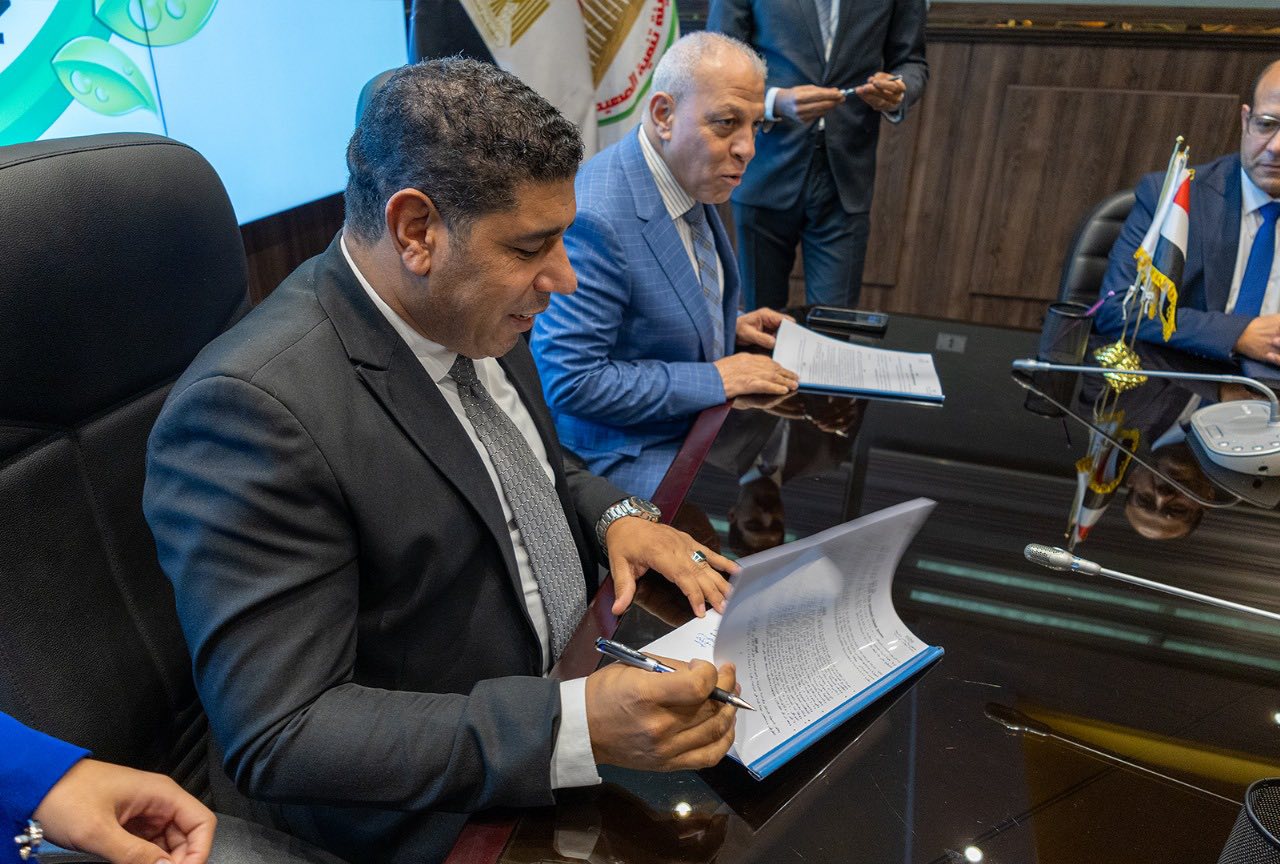 توقيع عقود تشغيل مجمع الصناعات لتجفيف الطماطم بقرية الكيمان بإسنا توقيع عقود تشغيل مجمع الصناعات لتجفيف الطماطم بقرية الكيمان بإسنا