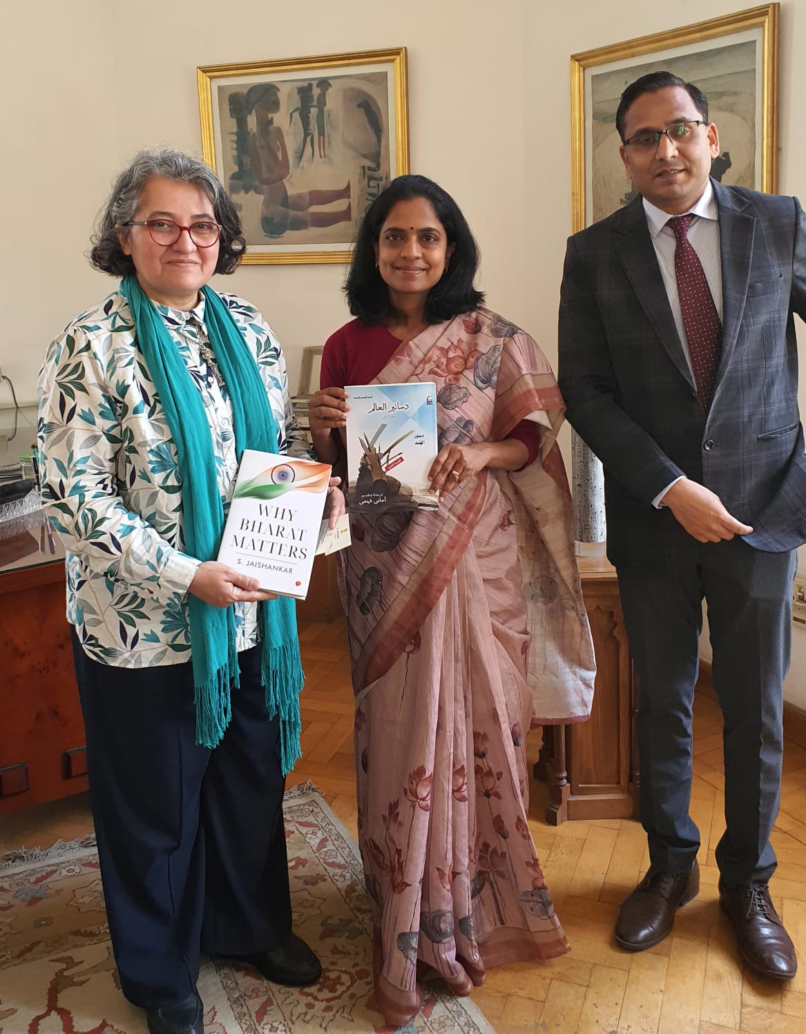 الدكتورة كرمة سامي مديرة وسي سوشما والدكتور براكاش شودهاري