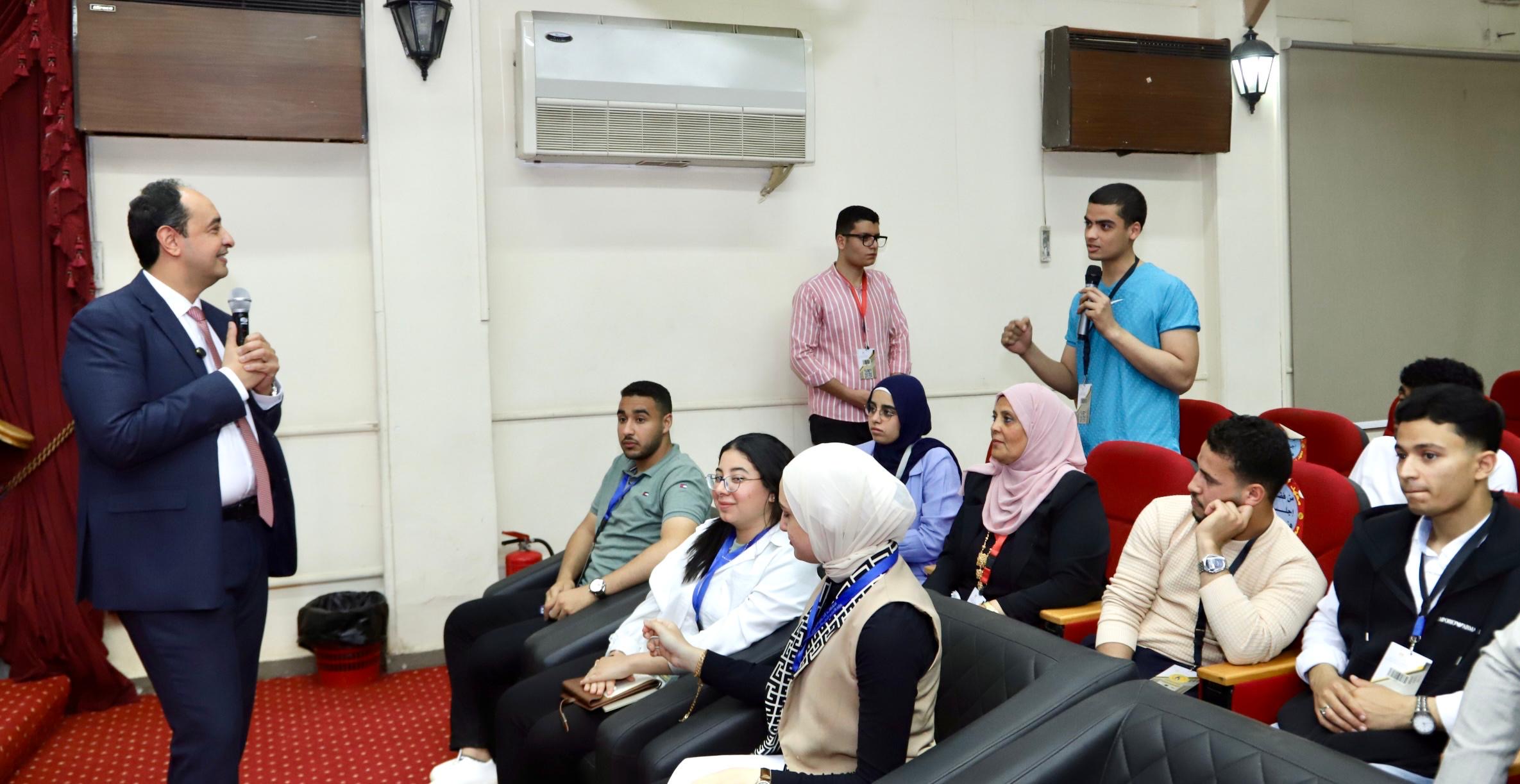 الدكتور عمرو عثمان مدير صندوق مكافحة الإدمان يجرى حوارا مفتوحا مع الطلاب
