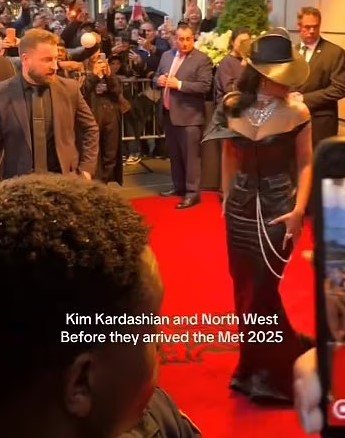 كيم توبخ حارس الأمن