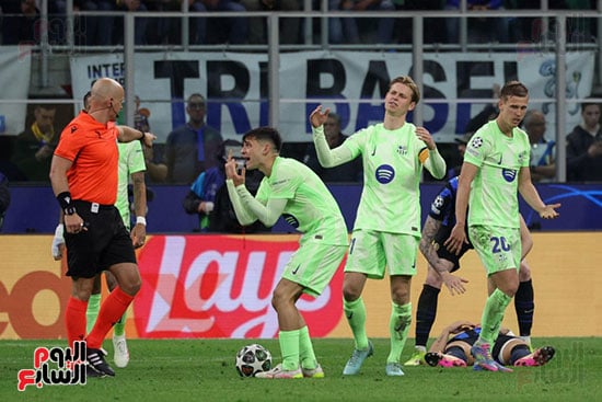 لاعبى برشلونة مع حكم المباراة لاعبى برشلونة مع حكم المباراة