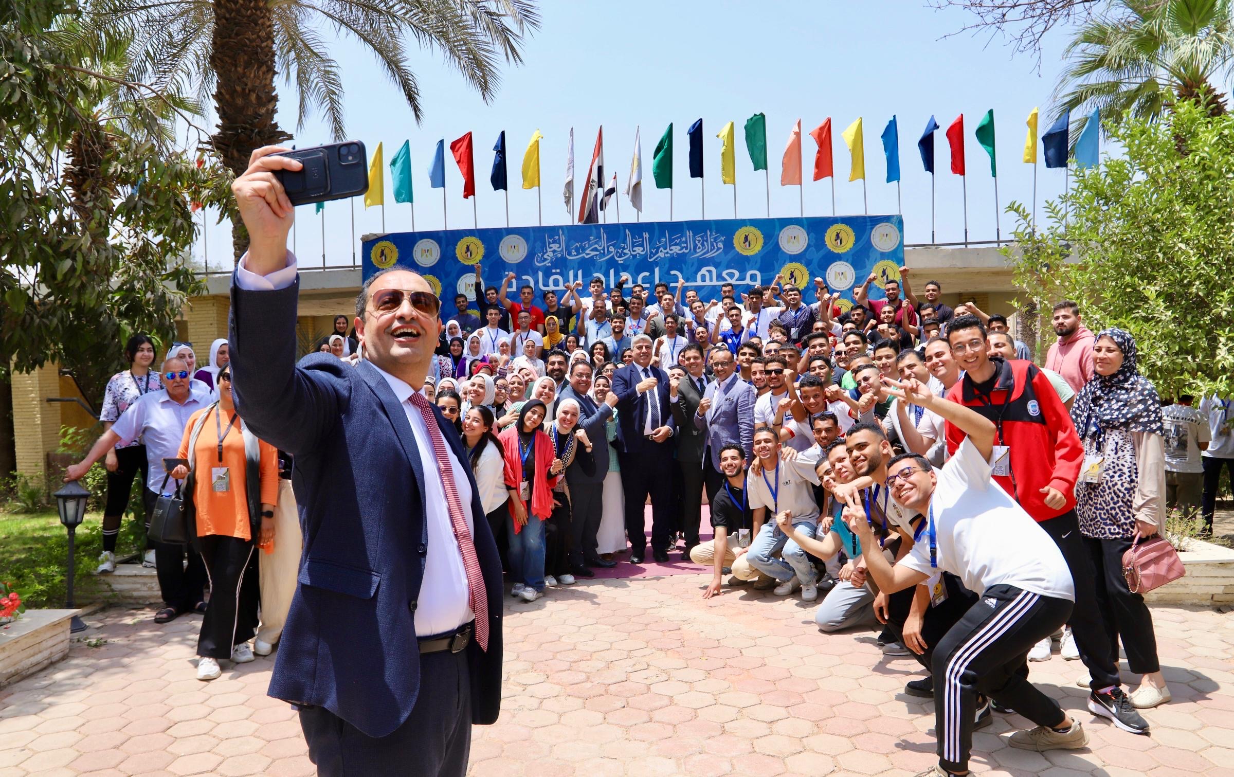الدكتور عمرو عثمان مدير صندوق مكافحة الإدمان مع طلاب الجامعات