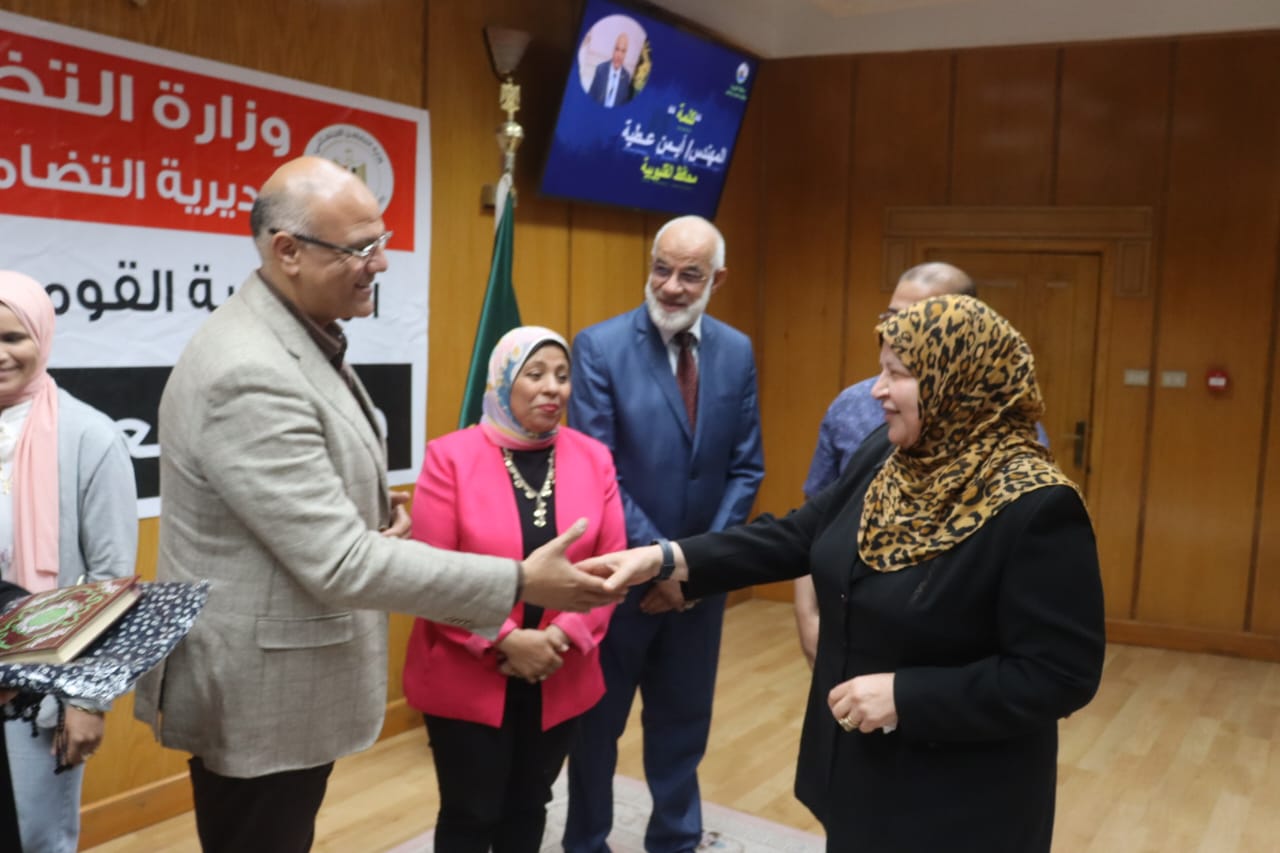 خلال تسليم ملابس الإحرام للحاج