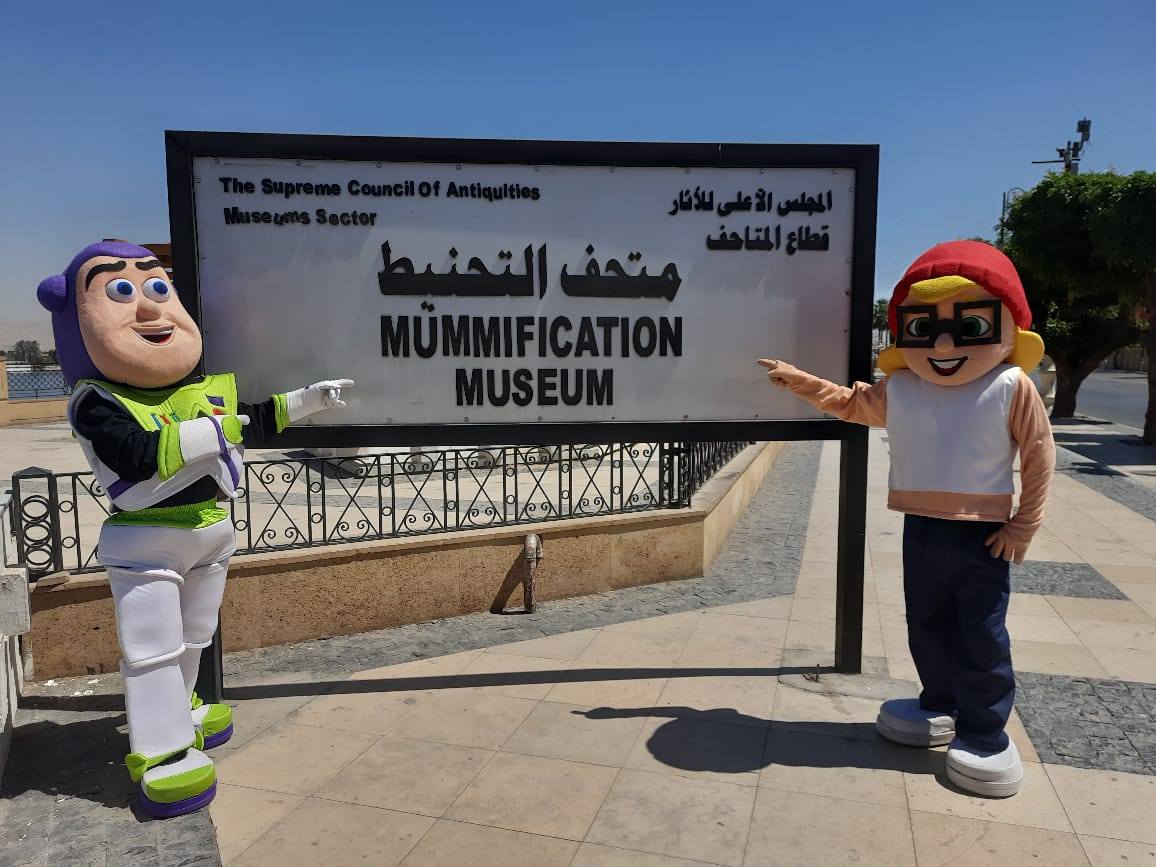 عرائس وبهجة لدعم الأطفال أمام متحف التحنيط