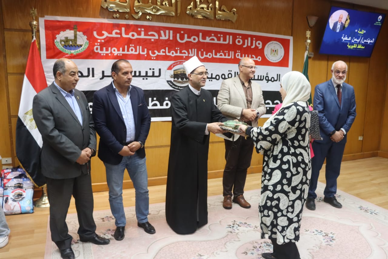 تسليم الحجاج ملابس الإحرام