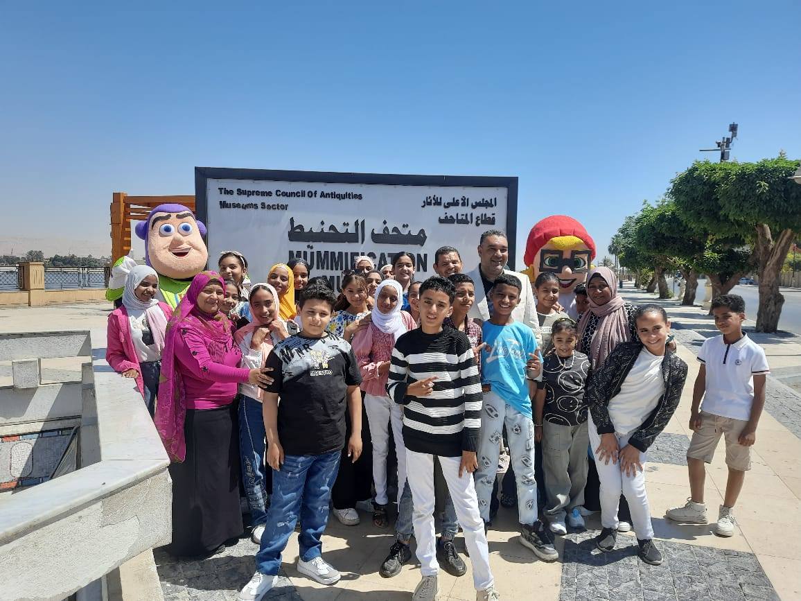 مدير المتحف مع أطفال المدارس فى احتفالية مميزة