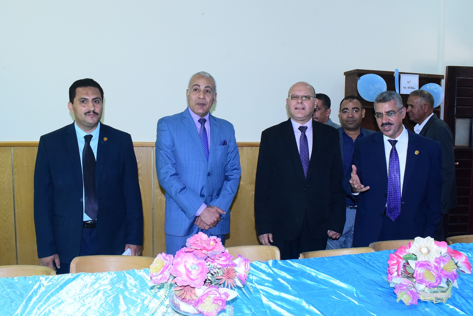 تفقد المكتبة من الداخل