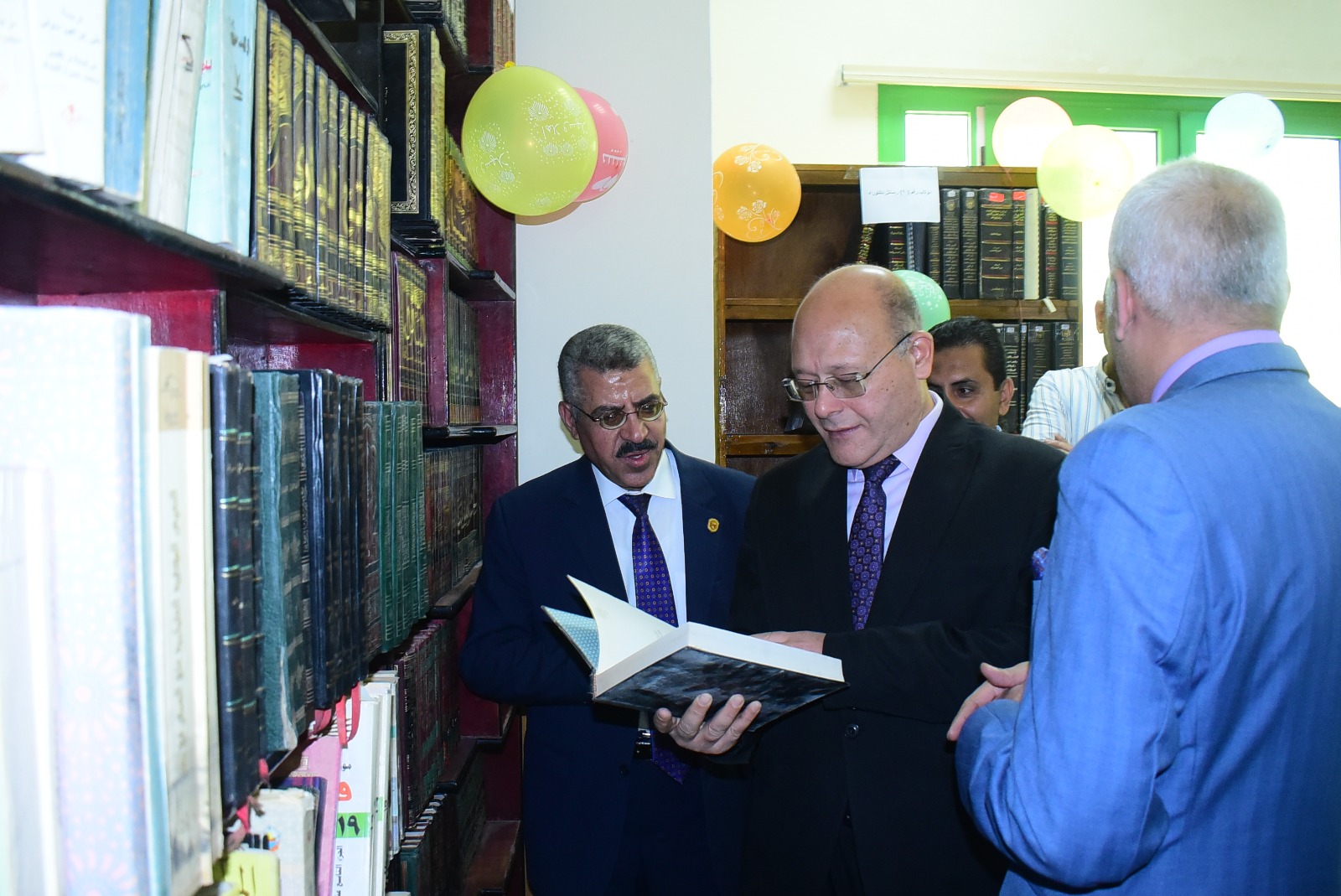 رئيس الجامعة يتصفح بعض الكتب