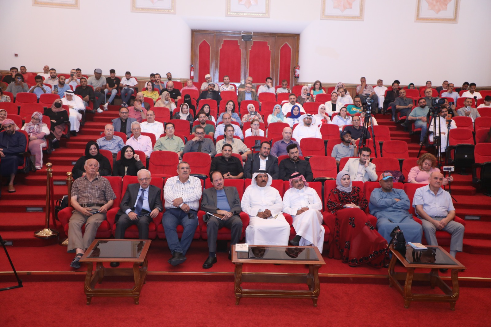 جانب من الأمسية الشعرية جانب من الأمسية الشعرية