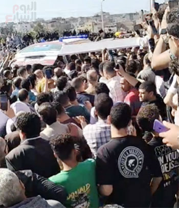 أثناء-خروج-الجثمان-من-سيارة-الإسعاف