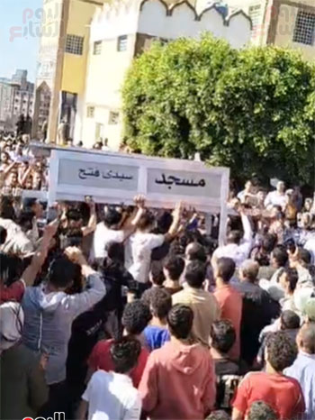 أثناء-حمل-جثمان-الطفل