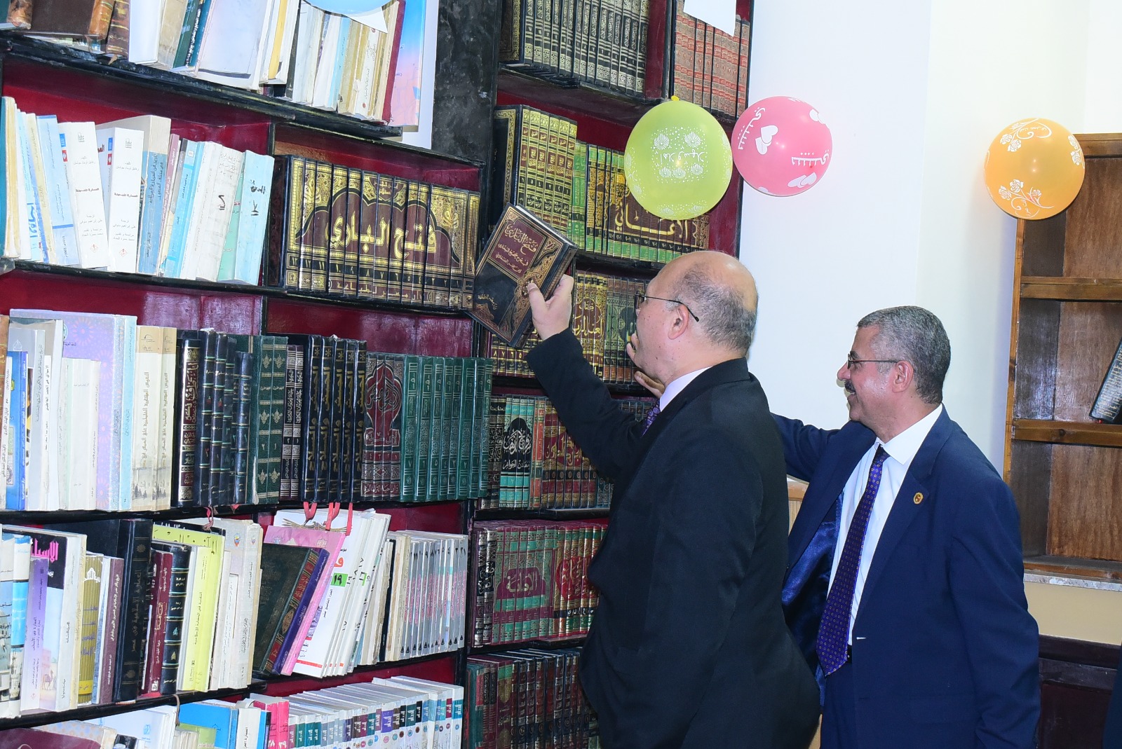 رئيس الجامعة يطالع الكتب 