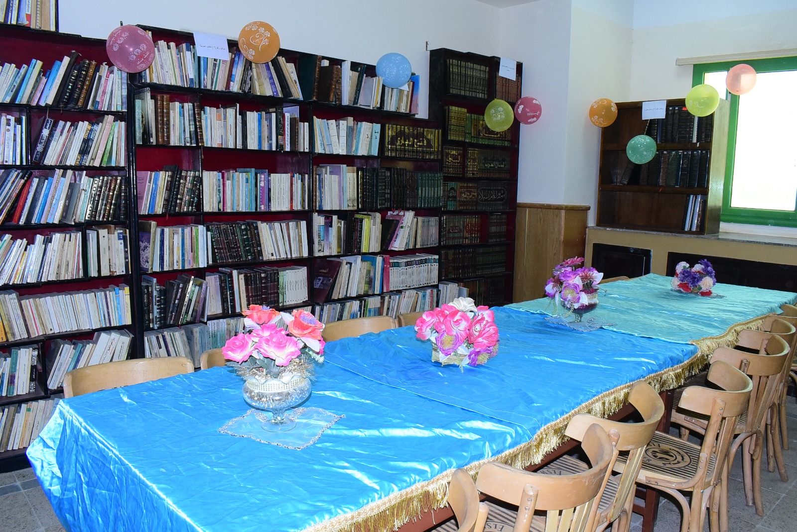 المكتبة بالجامعة 