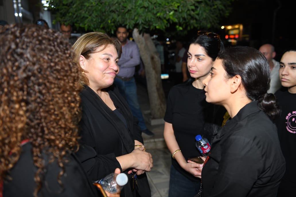 نجوم الفن يقدمون واجب العزاء في وفاة حماة محمد السبكي (8)