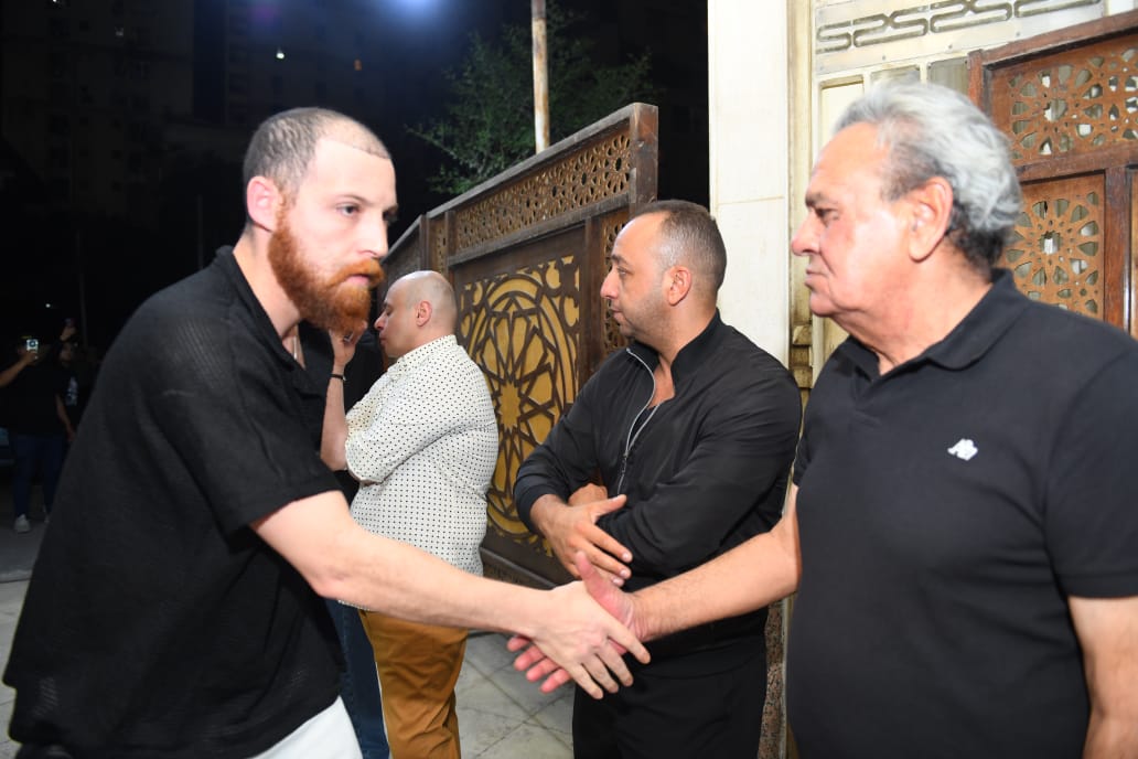 نجوم الفن يقدمون واجب العزاء في وفاة حماة محمد السبكي (2)