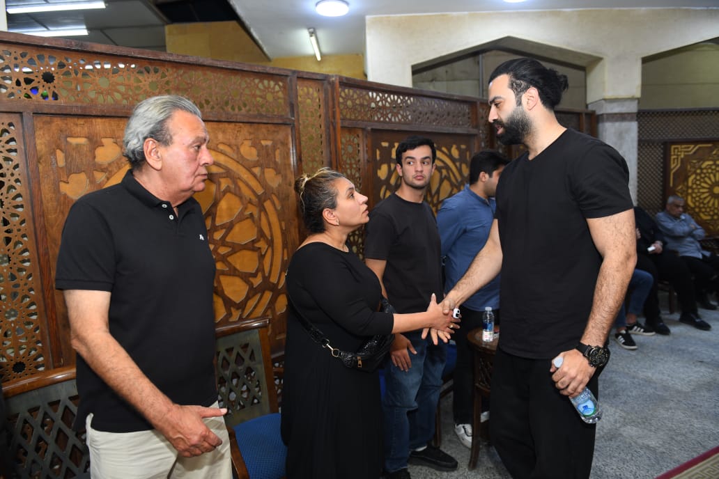 نجوم الفن يقدمون واجب العزاء في وفاة حماة محمد السبكي (7)