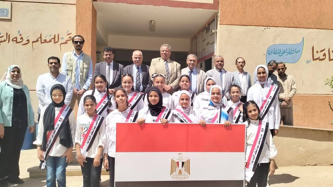 صورة تذكارية بالمدرسة