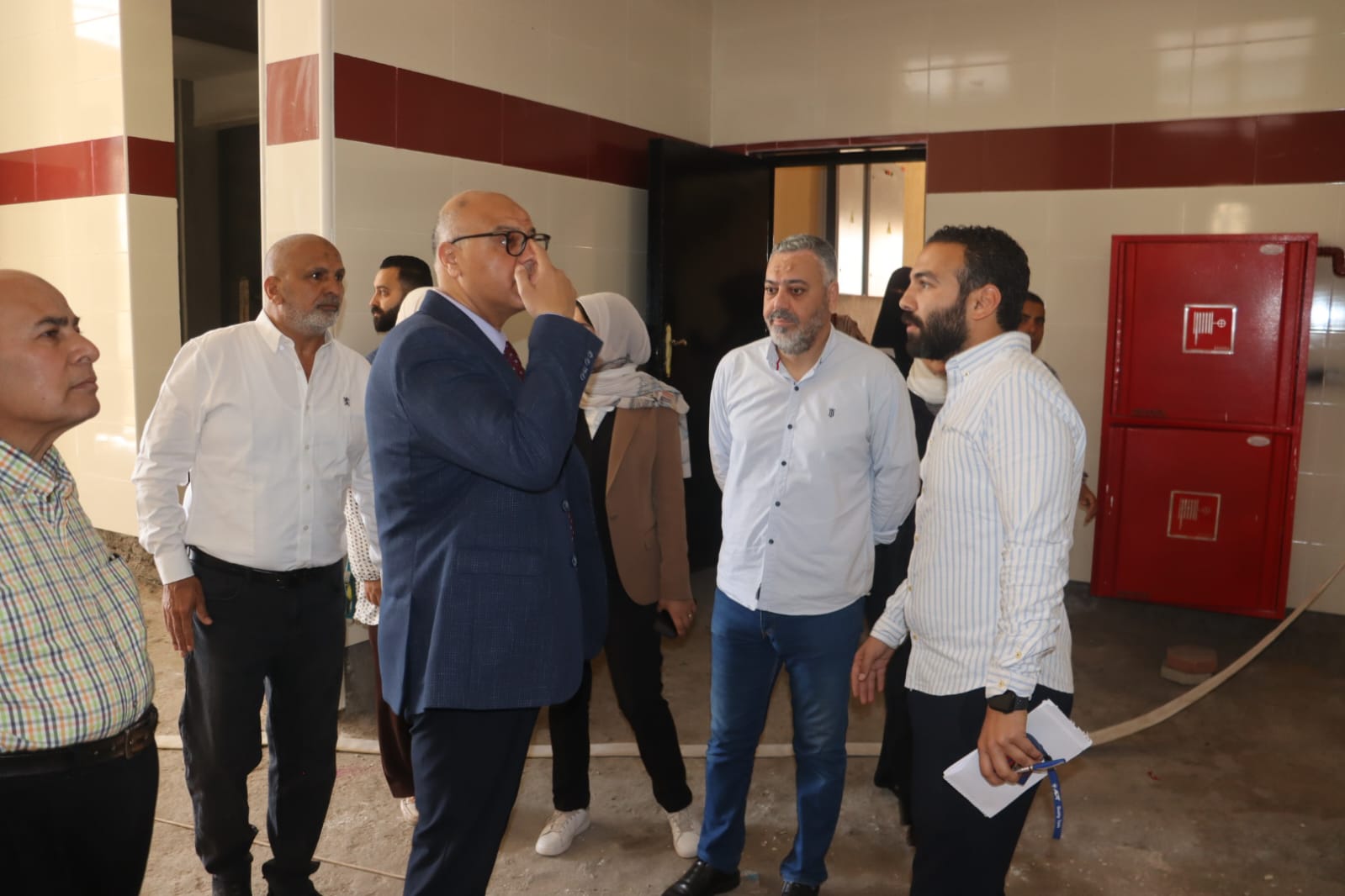 محافظ القليوبية خلال الجولة