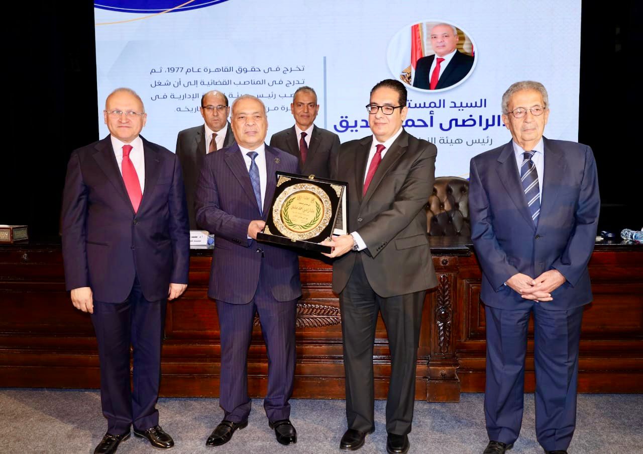 تكريم رئيس هيئة النيابة الإدارية (10)