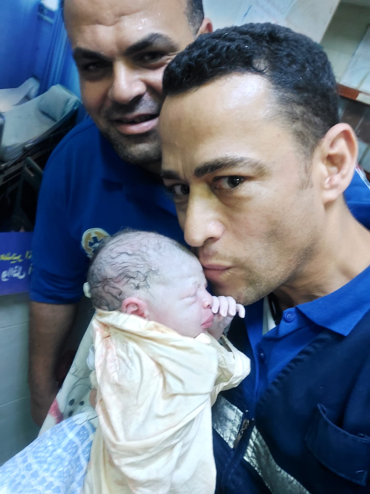 طاقم  سيارة الاسعاف والطفلة المولودة