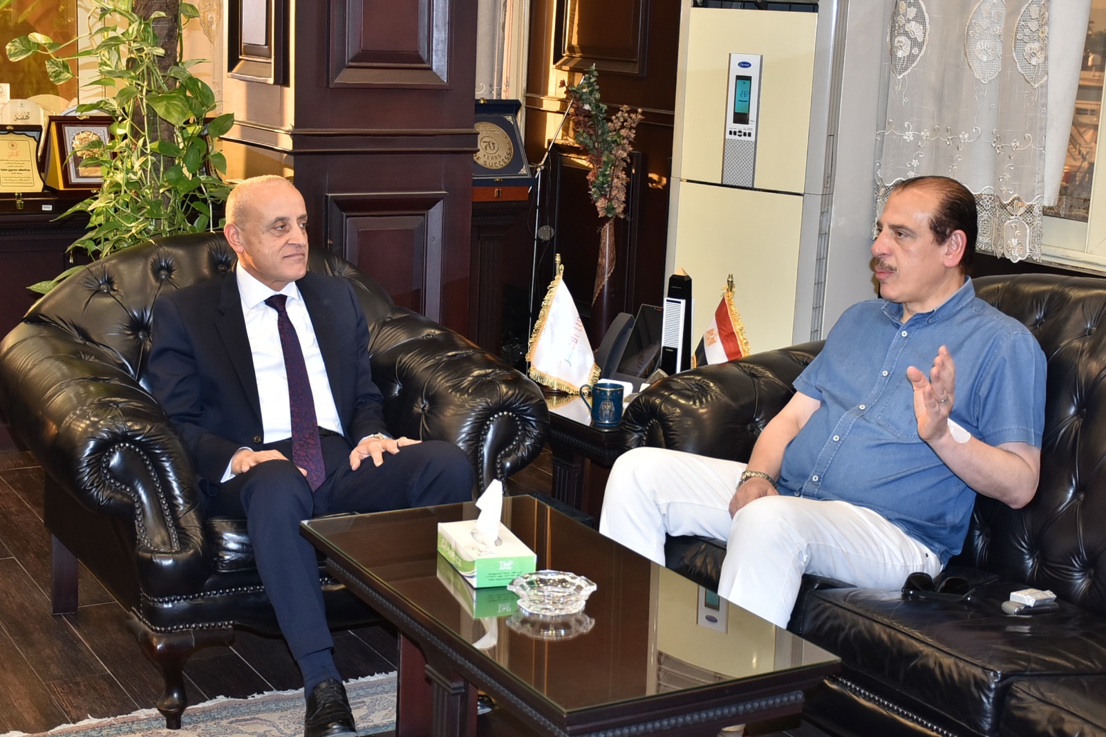 لقاء المحافظ ونائب وزير الصحة خلال زيارته للمنشآت الطبية لخدمة المواطنين