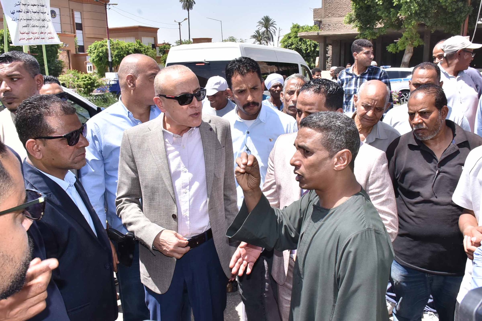 لقاء المحافظ مع أهالى مدينة البياضية خلال الجولة لقاء المحافظ مع أهالى مدينة البياضية خلال الجولة