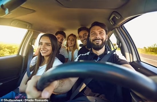 أصدقاء داخل السيارة أصدقاء داخل السيارة