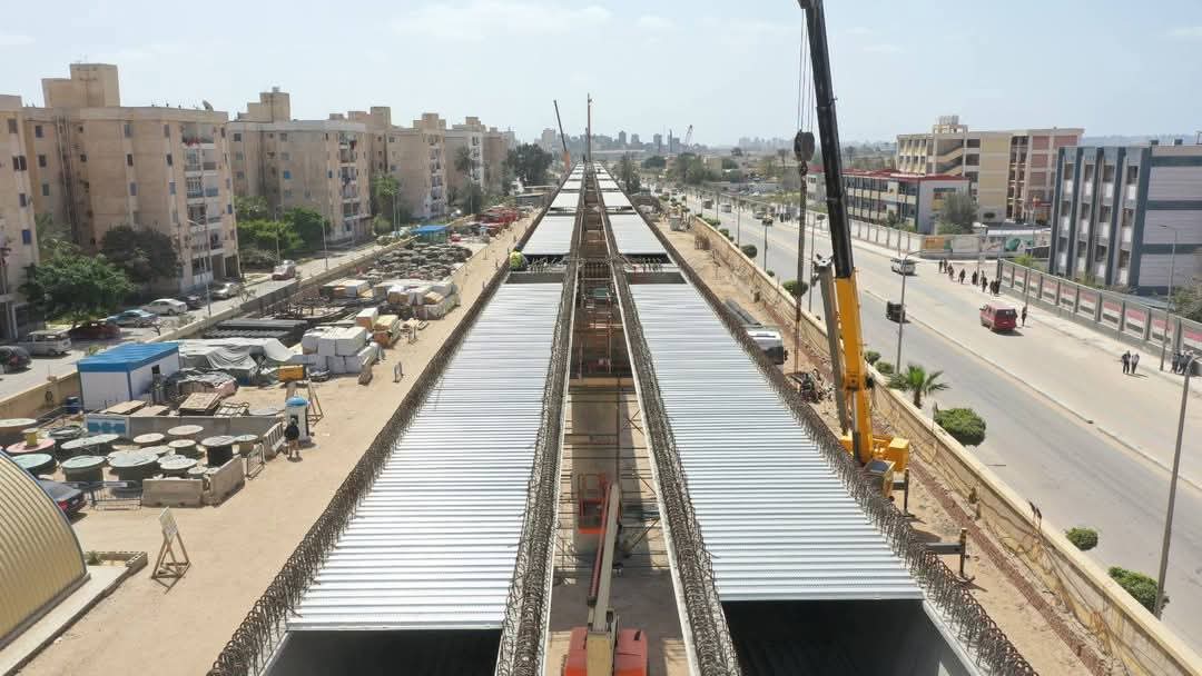 تركيب الكمرات الخرسانية للمرحلة الأولى من مترو الإسكندرية تركيب الكمرات الخرسانية للمرحلة الأولى من مترو الإسكندرية