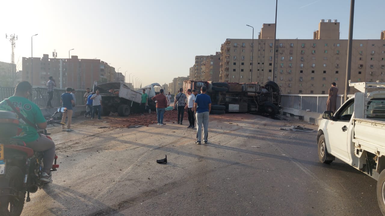 انقلاب سيارة نقل بالطريق الدائرى (1)