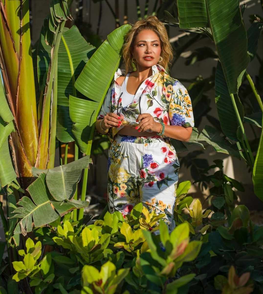 ليلى علوي فى صورة أخري من سيشن التصوير