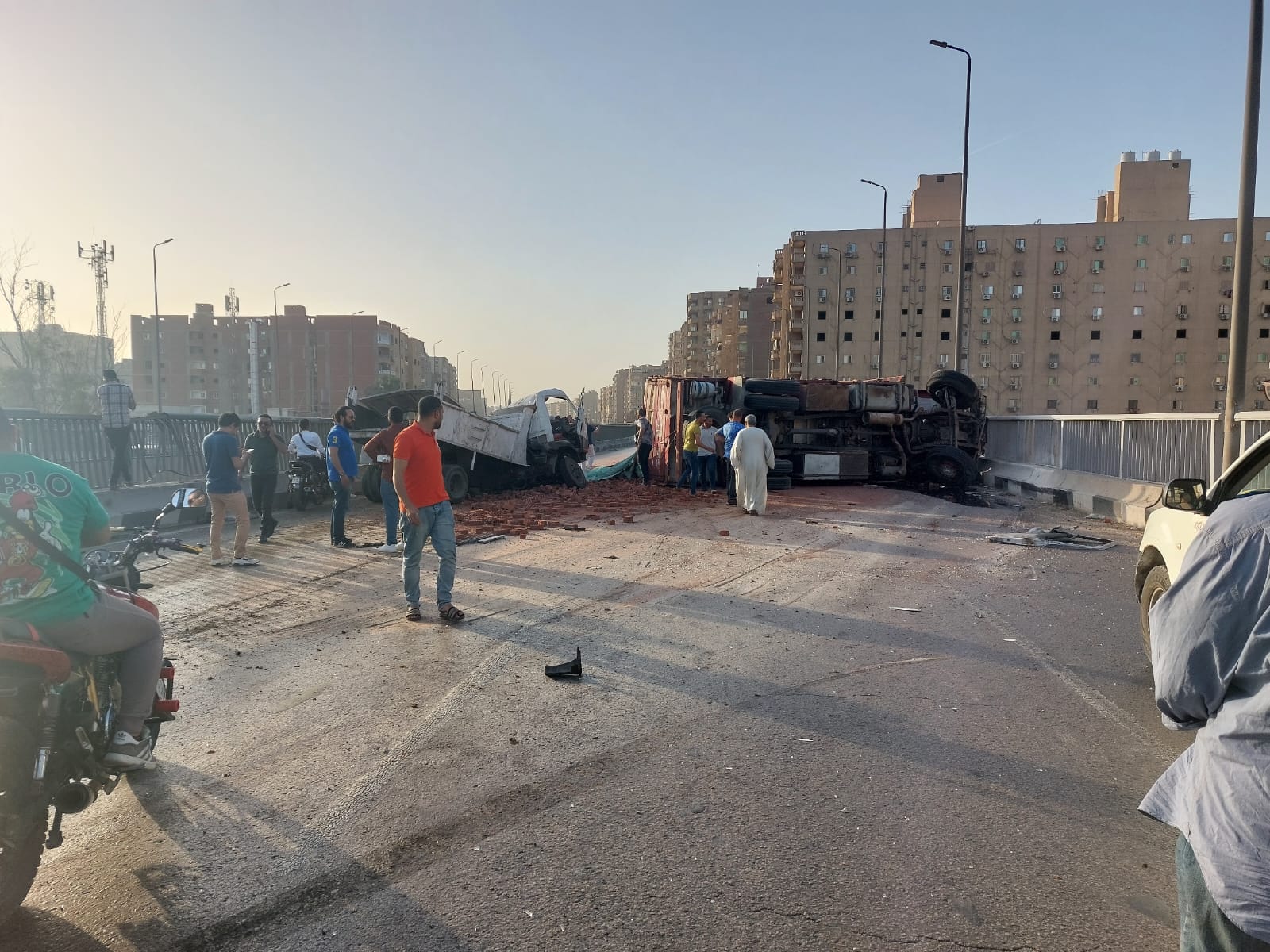 انقلاب سيارة نقل بالطريق الدائرى (2)