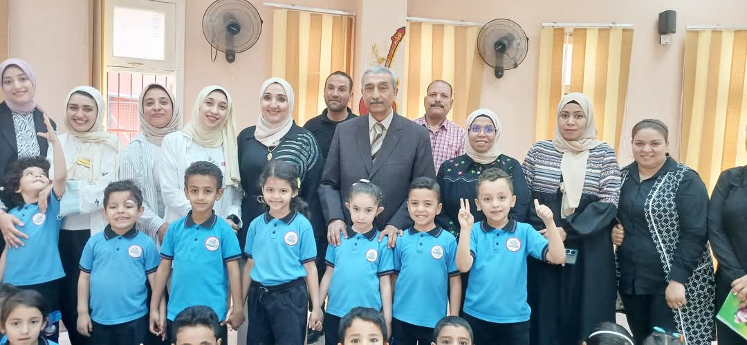 وكيل تعليم الوادى الجديد مع تلاميذ المدرسة اليابانية وكيل تعليم الوادى الجديد مع تلاميذ المدرسة اليابانية