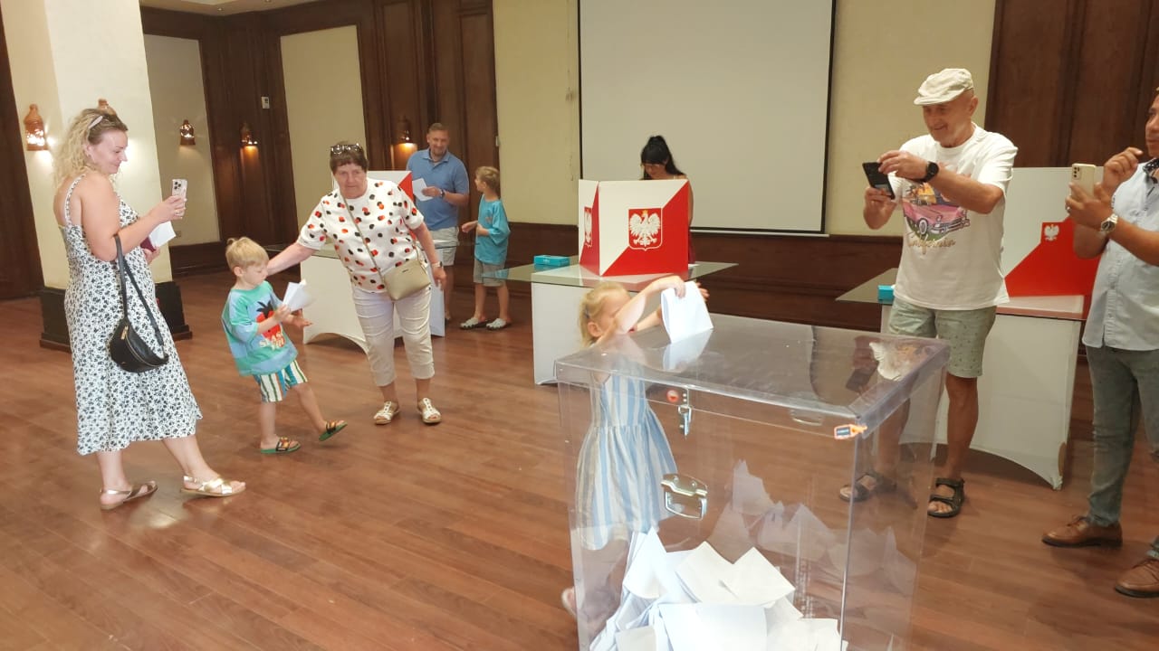 البولنديين يدلون باصواتهم فى الغردقة