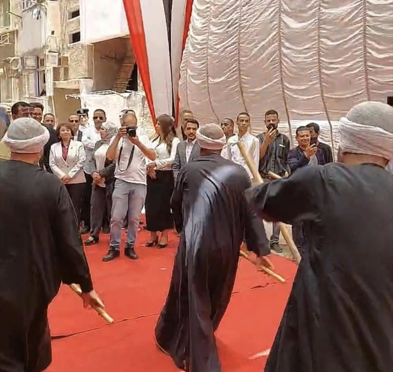 فرقة التحطيب تقدم عرضا أمام الوزير والمحافظ