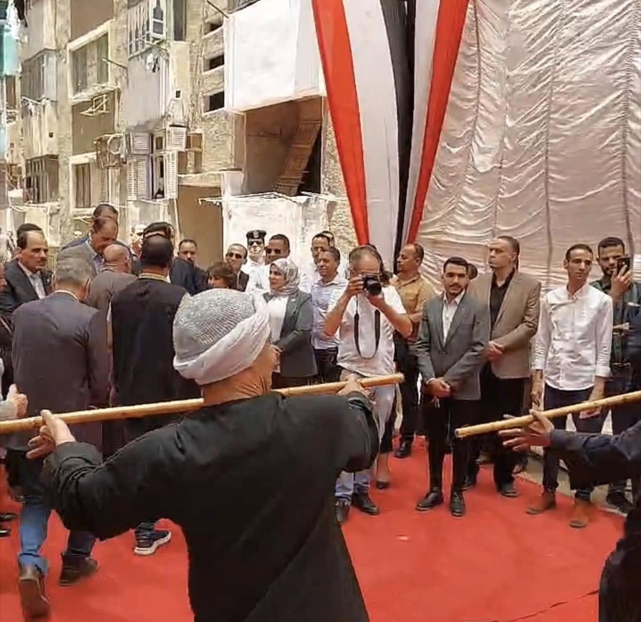 عرض فنى لفرقة الفنون الشعبية أمام الوزير