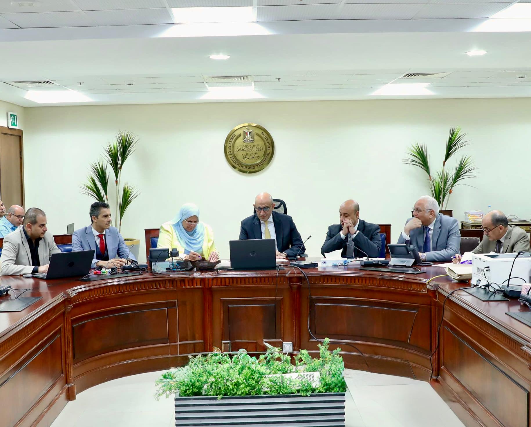 وزير التعليم يتابع امتحانات الدبلومات الفنية من غرفة العمليات