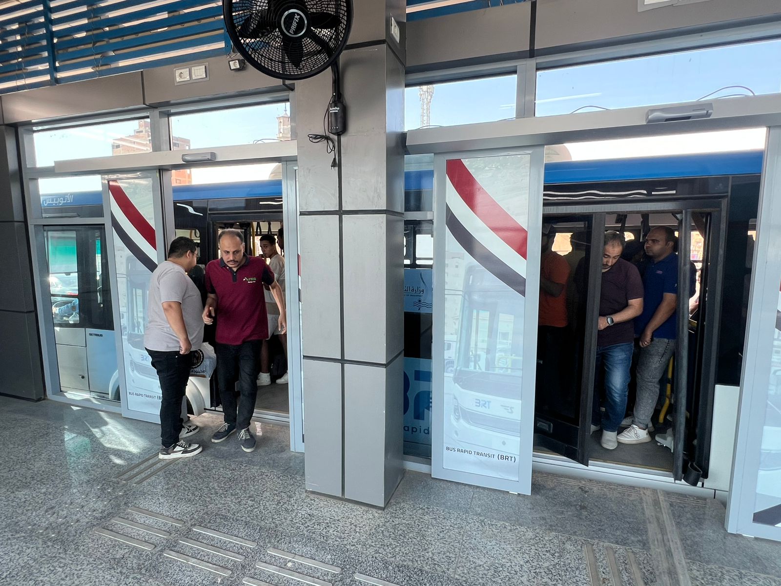إقبال المواطنيين على الأتوبيس الترددي إقبال المواطنيين على الأتوبيس الترددي