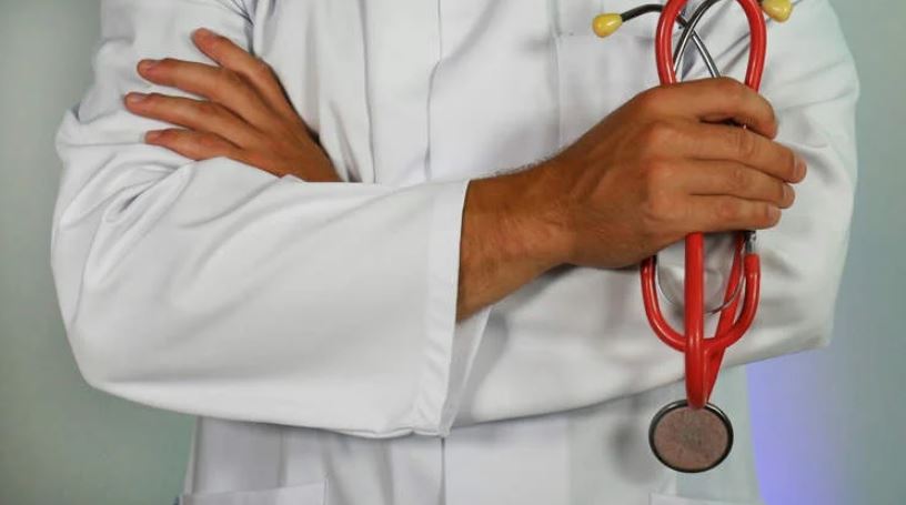 طبيب يشخص حالات خطأ للتربح من المرضى