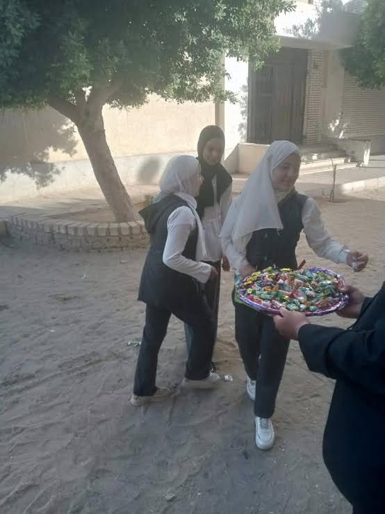 توزيع شيكولاته على طلاب الشهادة الإعدادية أمام لجان الامتحانات فى الفيوم توزيع شيكولاته على طلاب الشهادة الإعدادية أمام لجان الامتحانات فى الفيوم