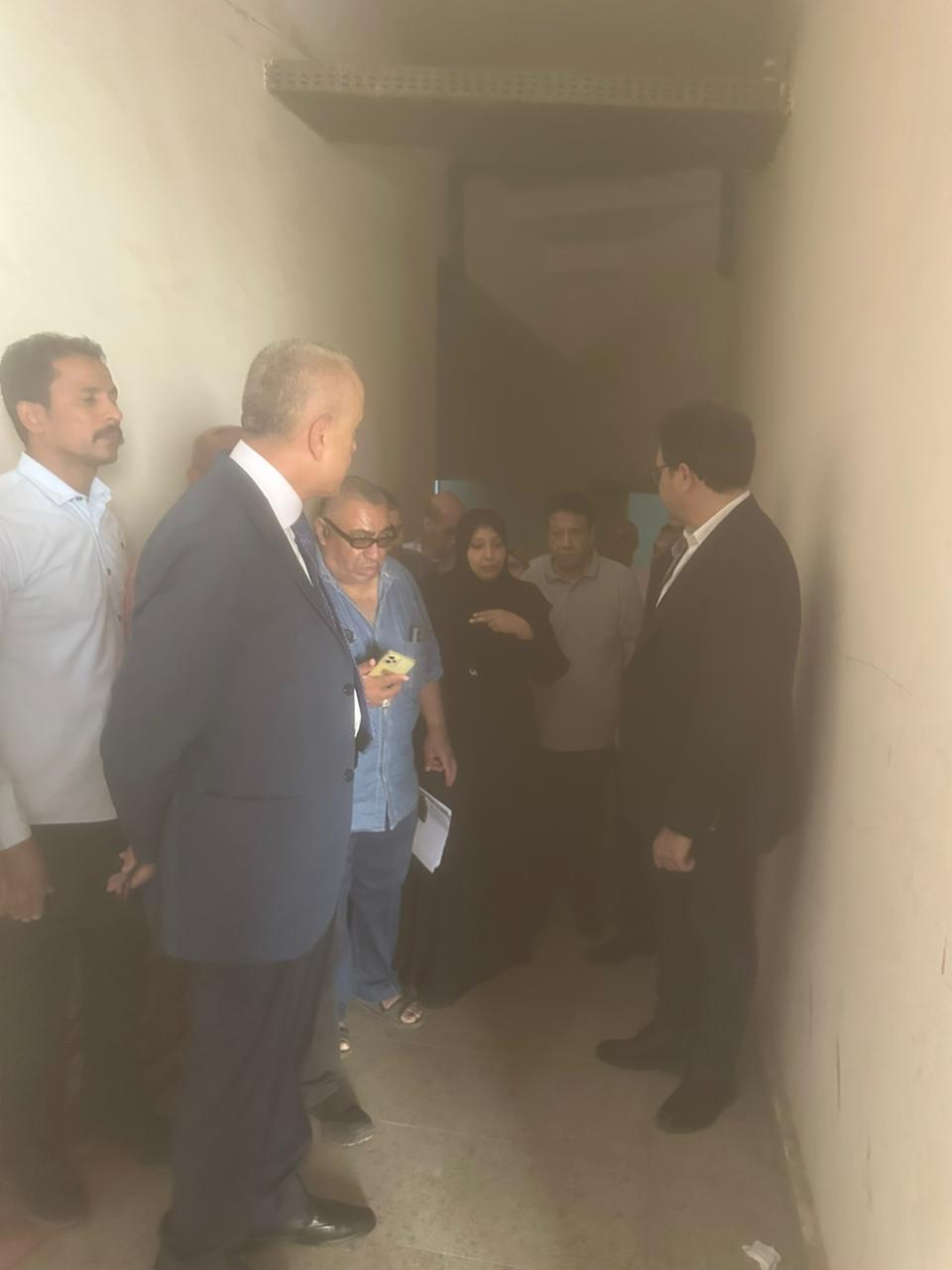 جولة الوزير فى شقة تابعة لثقافة الأقصر تم التنقيب عن الآثار داخلها جولة الوزير فى شقة تابعة لثقافة الأقصر تم التنقيب عن الآثار داخلها