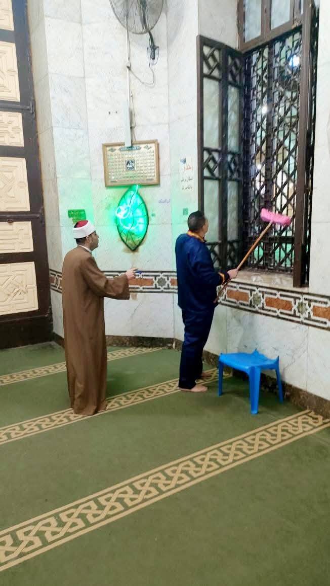 جانب من أعمال النزافة بالمساجد
